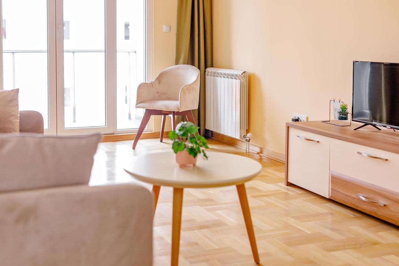 Отель Airstar Surcin Экстерьер фото