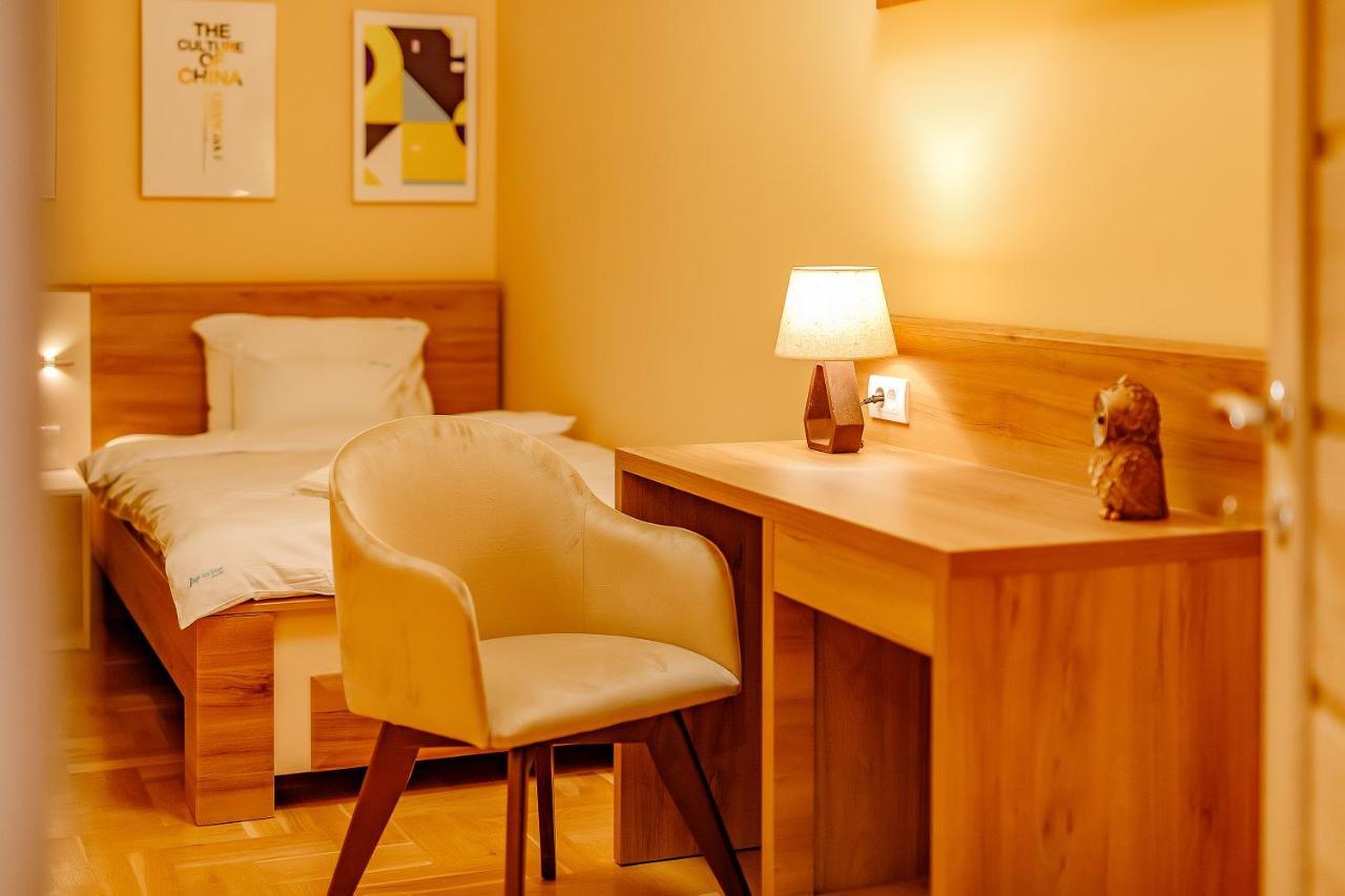 Отель Airstar Surcin Экстерьер фото